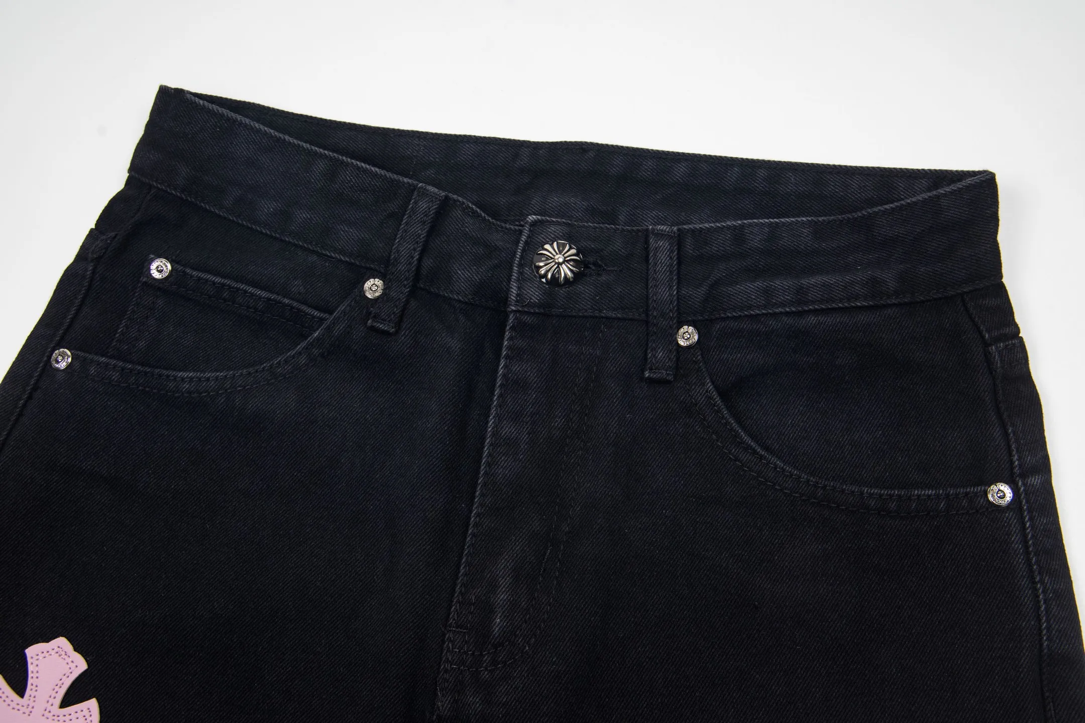 P260 Chrome Hearts Black Pants Sanskrit Black and White Patch Leather Jeans CH jeans need to be washed and then disassembled and hand-stitched with sheepskin cross leather and then spliced ​​together to complete. The whole piece has too many craftsmanship to explain, patchwork cross pattern embellishment, high-waisted washed jeans! ! Absolutely high-end luxury products, god-level single products and super popular products, made with top heavy industry, a must-see magic weapon. Customized hardware. The fabric is thick and soft after washing. It has good breathability. Customized small leather label. Unique design. The details are simple and elegant, and the workmanship is exquisite. The entire trousers are neatly routed and the details are in place! It’s so cool that both men and women can easily control the genderless trend! Style number: 1875# Color: black Size: 28 30 32 34